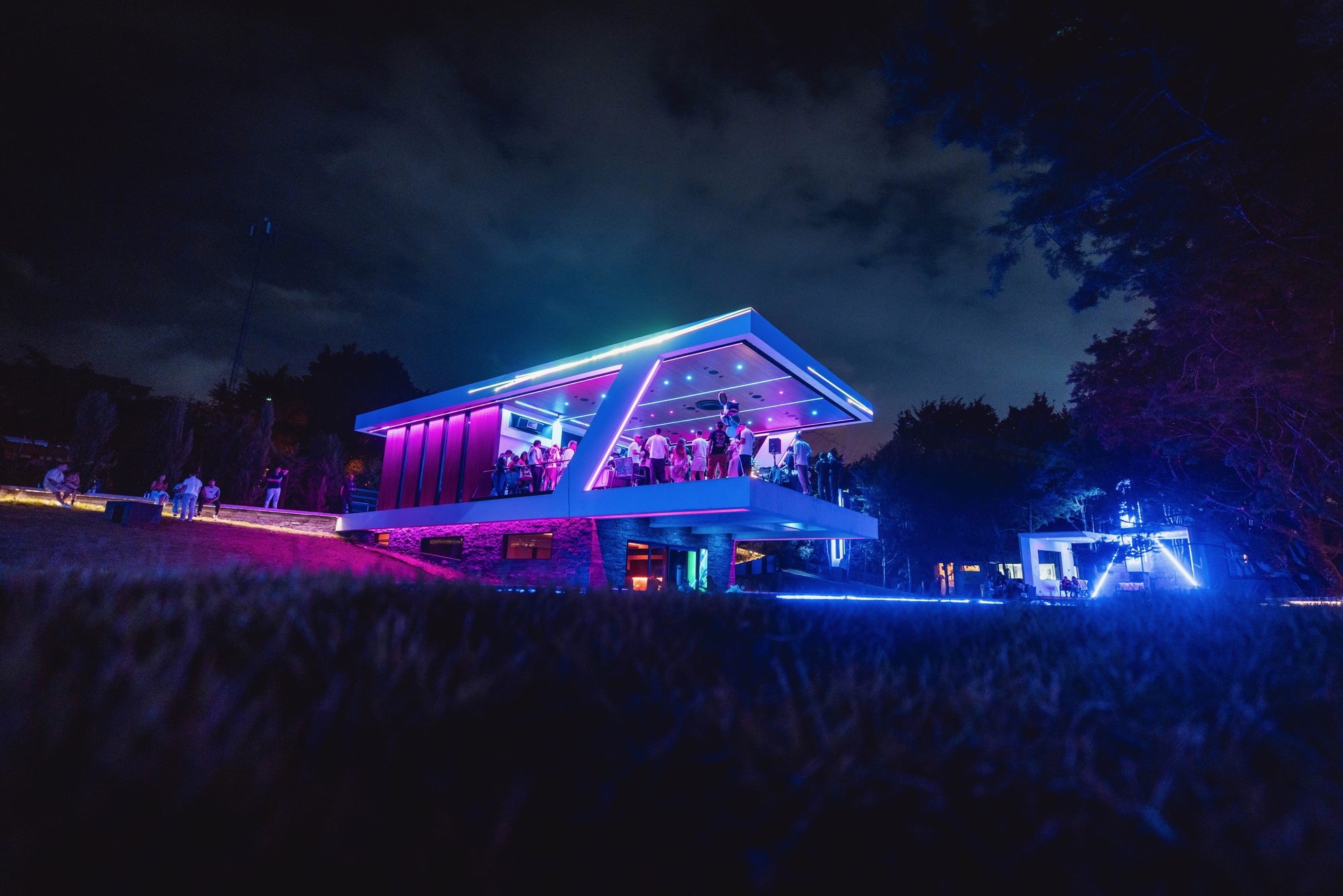 Instalación de luz neón durante un encuentro creativo en el pabellón de Nebulae