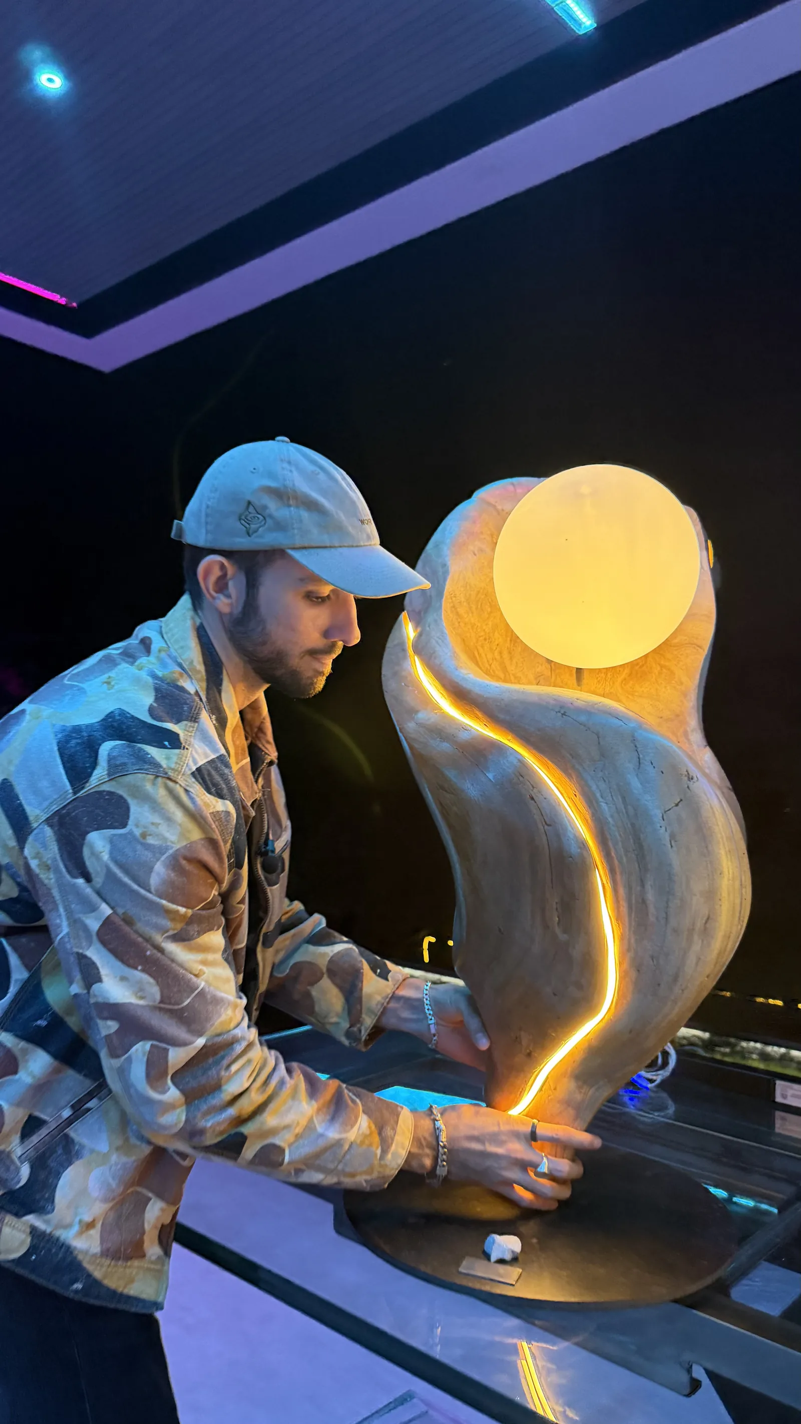 David Morera ajustando una escultura de noche