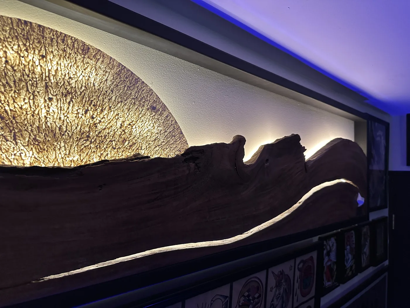 Horizonte hanging in a collective exhibition, violet ambient light around